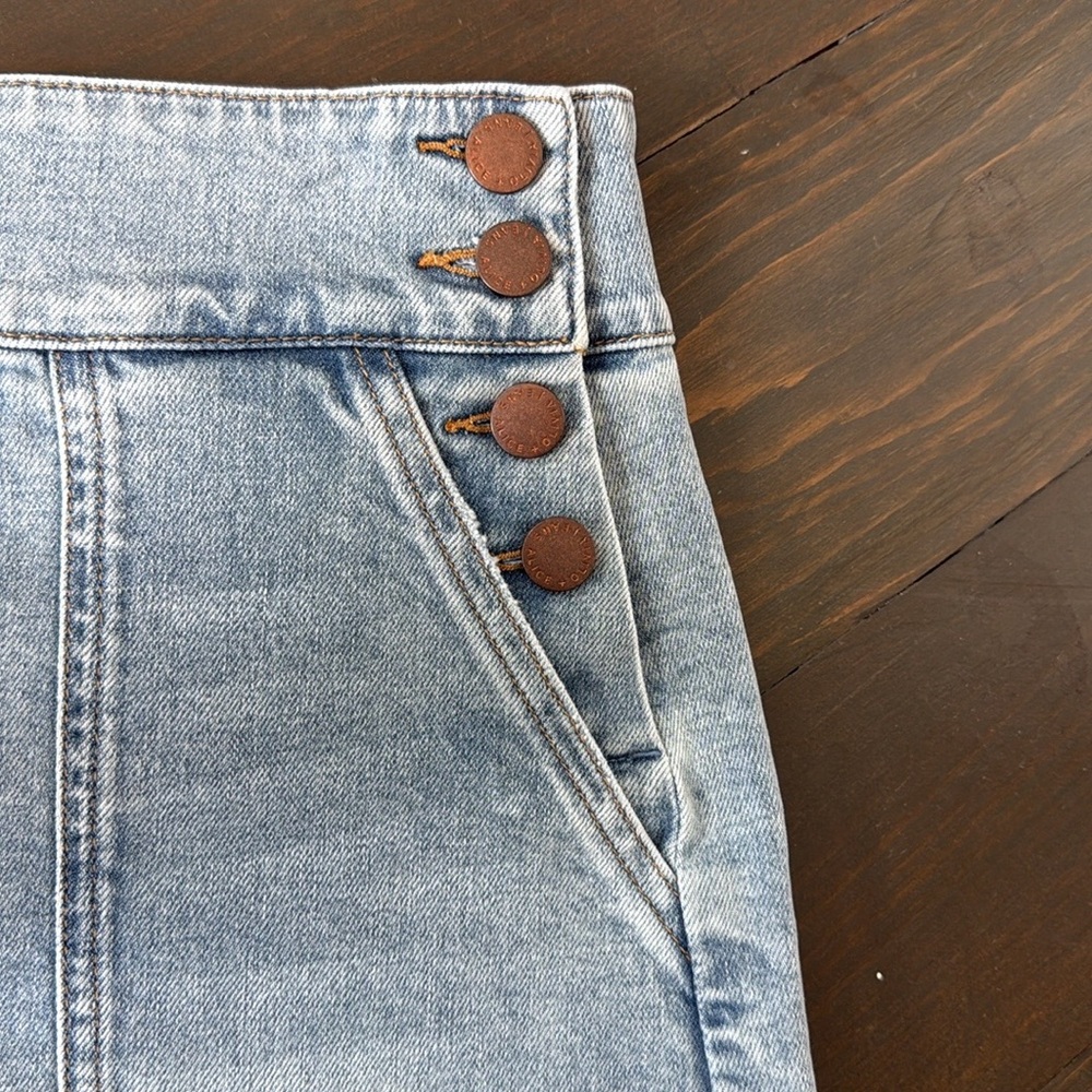 NWOT Alice & Olivia jean shorts - Picture 3 of 4